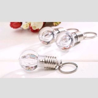 móc khóa bóng đèn có đèn sẵn pin