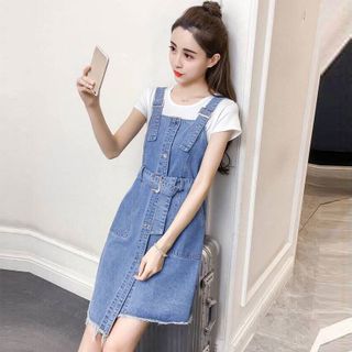 Đầm Yếm Jean Nút Gài Lệch Tà Kèm Thắt Lưng