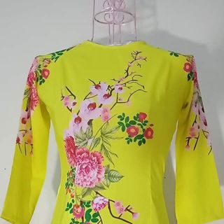 Áo dài may sẵn vàng phong cảnh