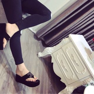 Dép kẹp xuồng đá