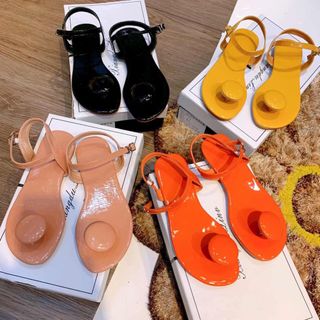 Sandal xỏ ngón độc lạ