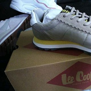 10000 giày thể thao