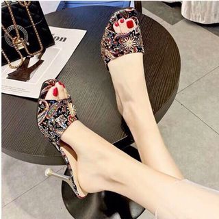 Dép cao gót nhọn họa tiết