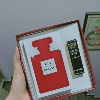 set nước hoa kèm son
