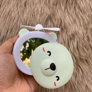 Quạt lợn cầm tay soi gương có đèn giá si