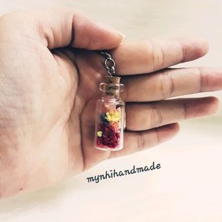 móc khóa lọ hoa khô may mắn