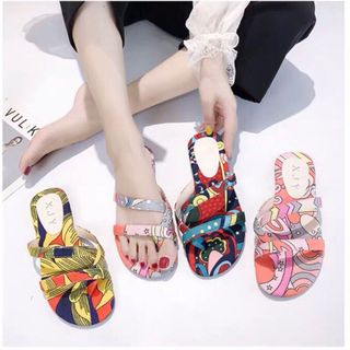 Dép họa tiết