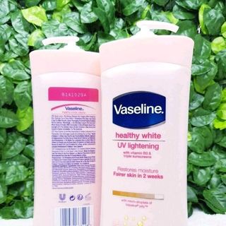 Dưỡng thể trắng da Vaseline Mỹ 725ml