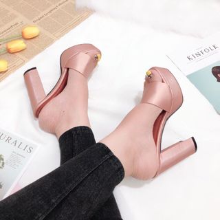 Dép cao got lụa