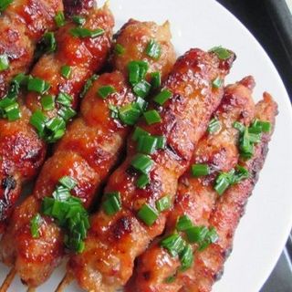 Thịt bò xay tẩm ướp làm chả nướng lá lốt