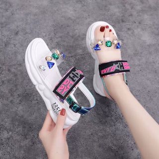Sandal đế thô cá tính đính đá màu sac