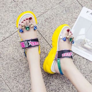 Sandal đế thô cá tính đính đá màu sac