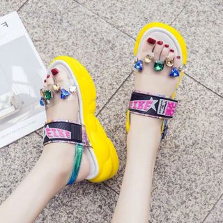 Sandal đế thô cá tính đính đá màu sac