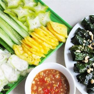 Thịt bò xay tẩm ướp làm chả nướng lá lốt