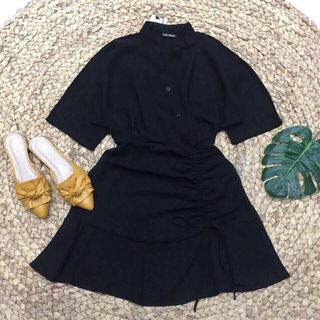 Manri Dress - Váy đen cổ đức nút xéo
