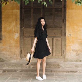 Manri Dress - Váy đen cổ đức nút xéo
