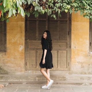 Manri Dress - Váy đen cổ đức nút xéo