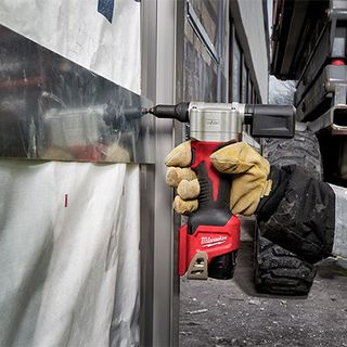 Máy bắn đinh rút Milwaukee M12 BPRT-0C Bare