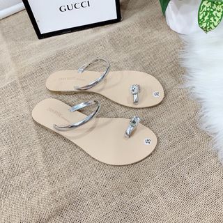 Dép xỏ ngón đá