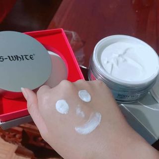 KEM DƯỠNG TRẮNG DA TOÀN THÂN BƠ SỮA SWHITE