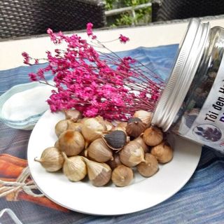 cơ sở sản xuất tỏi đen Hoàng Ngân chuyên cung cấp sỉ và lẻ số lượng lớn mỗi mẻ 300kg tỏi đen thành phẩm tỏi ủ đúng quy trình 60 ngày theo công nghệ nhật bản nguồn nguyên liệu từ tỏi cô đơn phù yên sơn la đặc sản Tây bắc Việt Nam