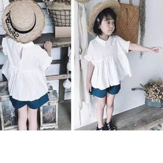 Bộ đồ bé gái áo sơ mi trắng và quần sooc xanh