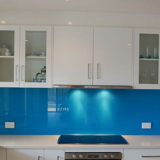 Kính ốp bếp màu xanh dương