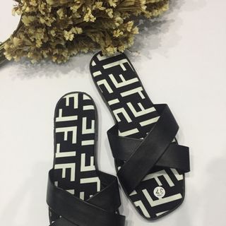 Dép lê đế Fendi quai chéo