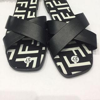 Dép lê đế Fendi quai chéo