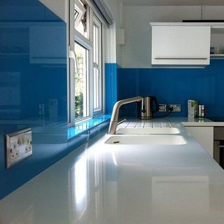 Kính ốp bếp màu xanh dương