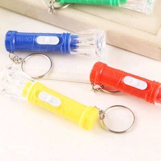 móc khóa có đèn sẵn pin