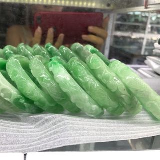 Vòng bản ngọc cẩm thạch phỉ thuý chạm hoa văn