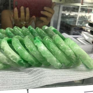 Vòng bản ngọc cẩm thạch phỉ thuý chạm hoa văn