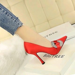 Giày cao gót đính đá mũi