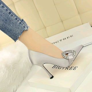 Giày cao gót đính đá mũi