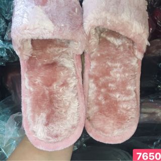Dép lông nhung màu hồng đậm đế nhựa mang trong nhà hay ngoài phố đều xinh nhé