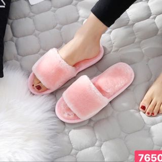 Dép lông nhung màu hồng nhạt đế nhựa mang trong nhà hay ngoài phố đều xinh nhé