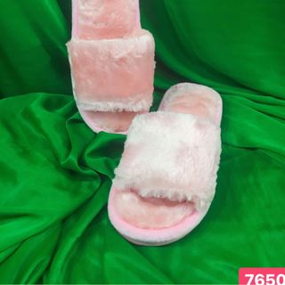 Dép lông nhung màu hồng nhạt đế nhựa mang trong nhà hay ngoài phố đều xinh nhé