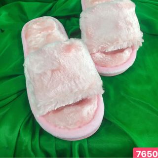 Dép lông nhung màu hồng nhạt đế nhựa mang trong nhà hay ngoài phố đều xinh nhé