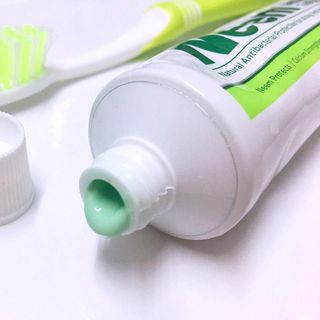 Kem đánh răng thảo dược Neem Active Toothpaste Ấn Độ