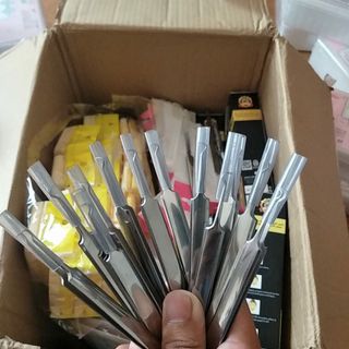 Nhíp gắp mụn trứng cá