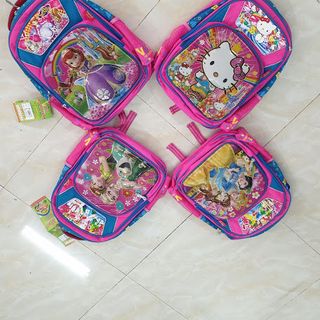 Cặp học sinh cấp 1 chống gù