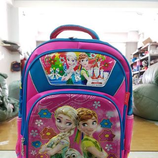 Cặp học sinh cấp 1 chống gù