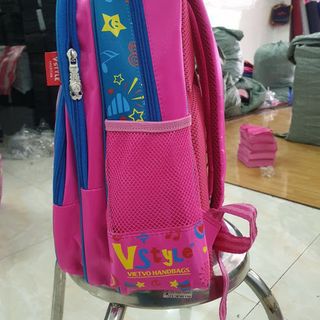 Cặp học sinh cấp 1 chống gù