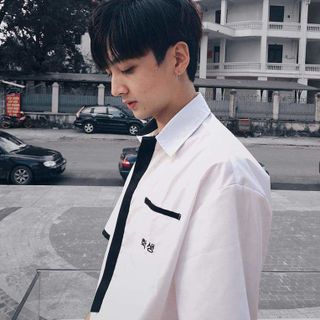 Sơ mi trắng tay lỡ chữ hàn viền đen form unisex