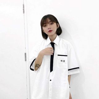 Sơ mi trắng tay lỡ chữ hàn viền đen form unisex