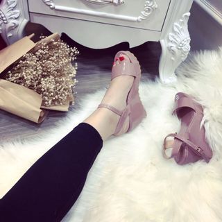 Giày sandal xuồng