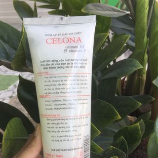 Kem kỳ tẩy bào chết có hạt tuýp 300ml màu trắng
