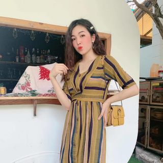 Đầm Họa Tiết Cổ V Đính Nút