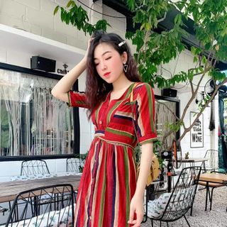 Đầm Họa Tiết Cổ V Đính Nút